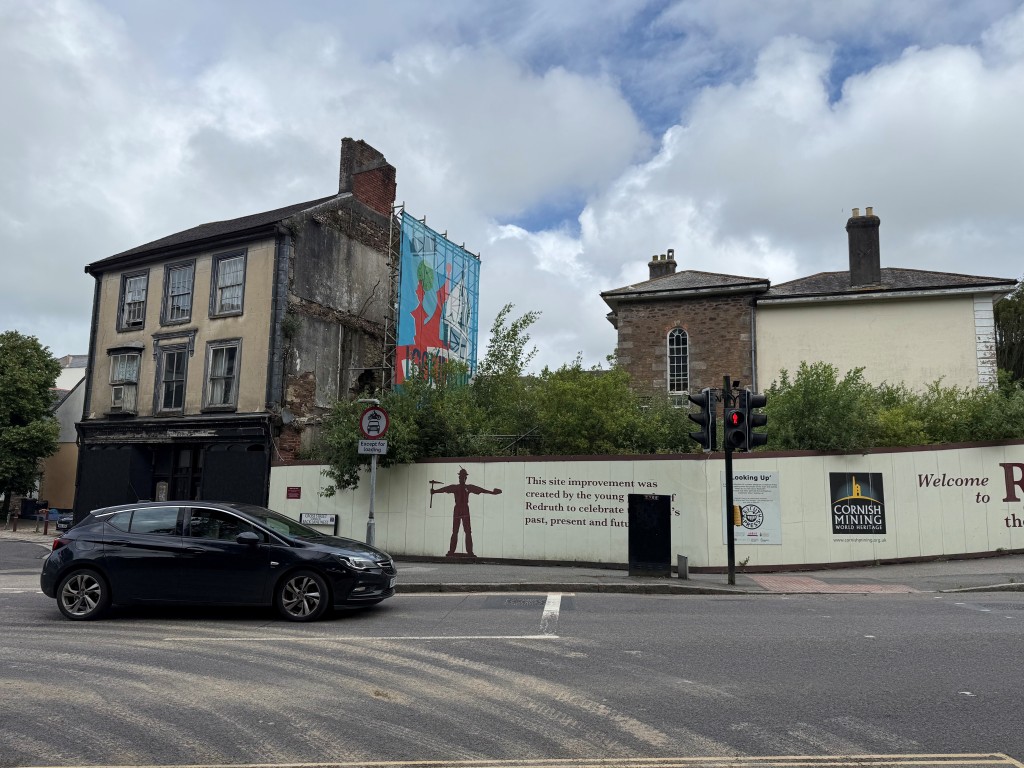 Lot: 45 - FREEHOLD MIXED COMMERCIAL/RESIDENTIAL INVESTMENT PLUS LAND WITH LAPSED PLANNING - Front and side elevation of property and adjoining land